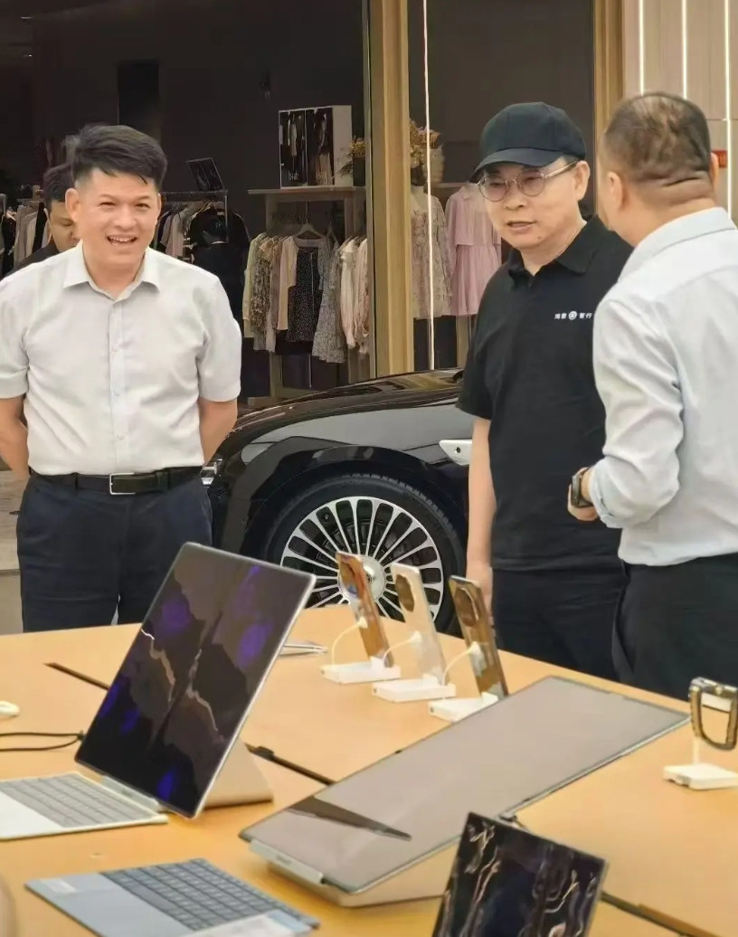 余承东现身新疆华为线下门店，现场查看产品销售情况，网友差点喊出“那四个字”。此前