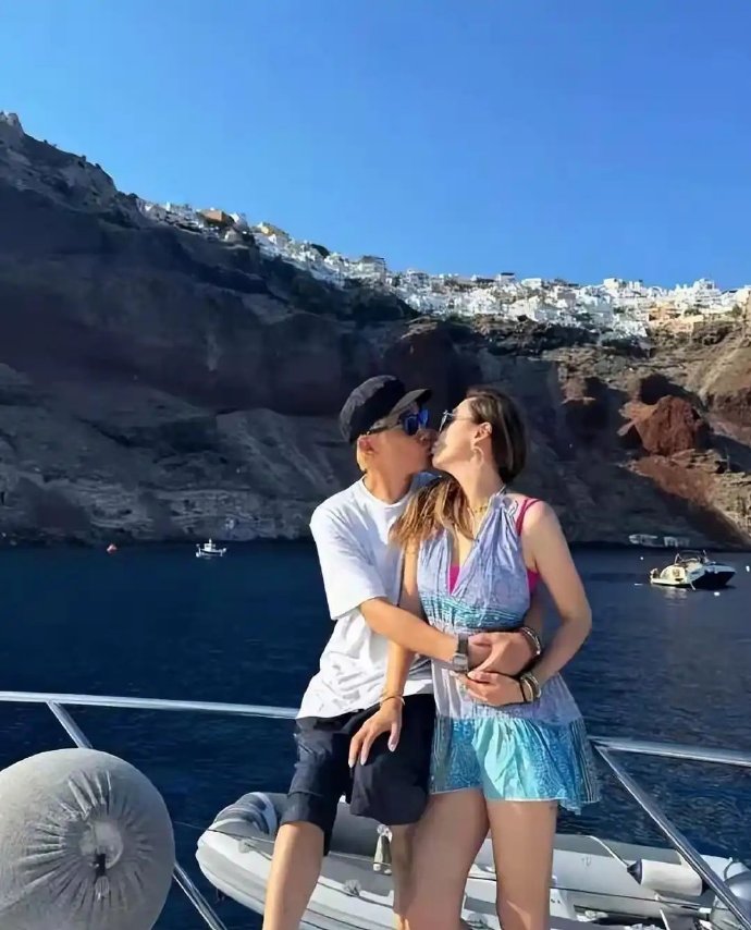 网友说陈小春活成了大爷的模样，应采儿却活成少女！