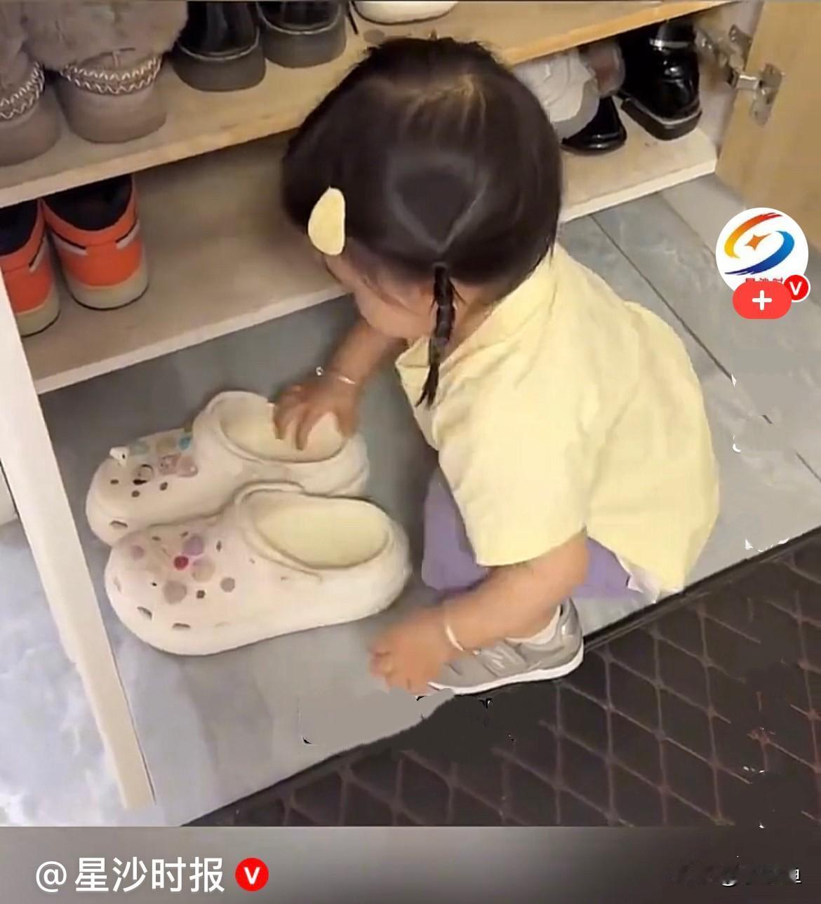 房间里，两岁的小女孩自己乖乖在一旁玩，特别可爱，妈妈突然随口问了一句：“妈妈问你