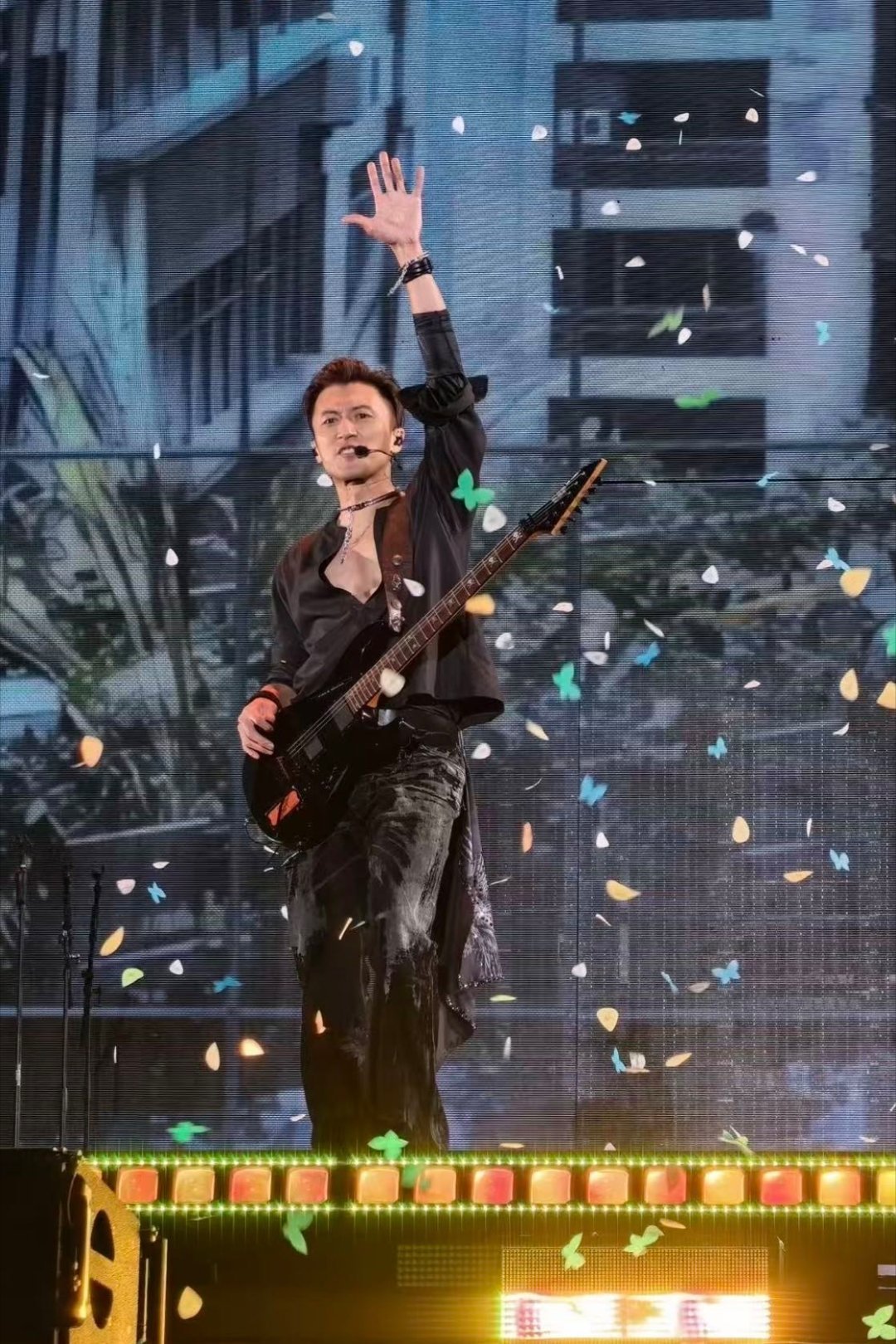 谢霆锋演唱会环绕式飞船、多点舞台、机械传送带——他把体育场变成科幻片现场。为让