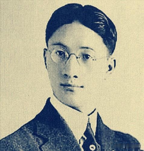 1931年11月，徐志摩，中国最红的诗人，"再别康桥"那位，死在了山东的一处山脚