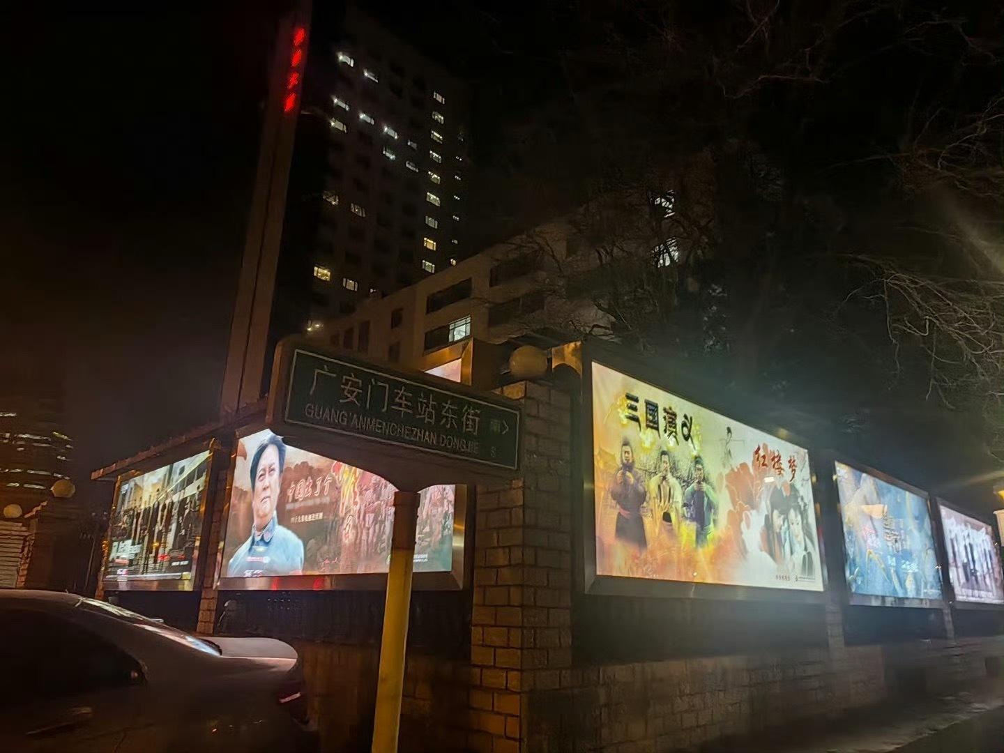 任嘉伦风与潮这排面真的拉满了！中国电视剧制作中心正门灯牌摆上任嘉伦《风与潮》巨幅