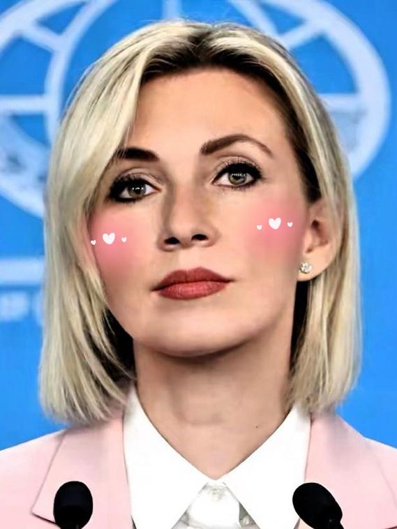 俄罗斯那个女发言人扎哈罗娃，干了件让全世界都看不懂的事。这位在国际舞台上以“