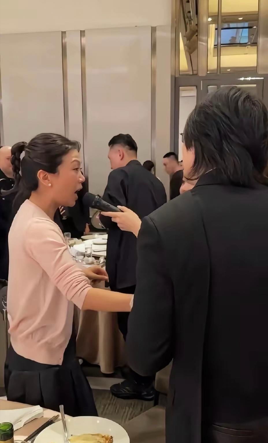 52岁林有慧满月酒被起哄唱歌，萧敬腾秒上前拥抱宠妻。林有慧扎着利落丸子头，休闲装