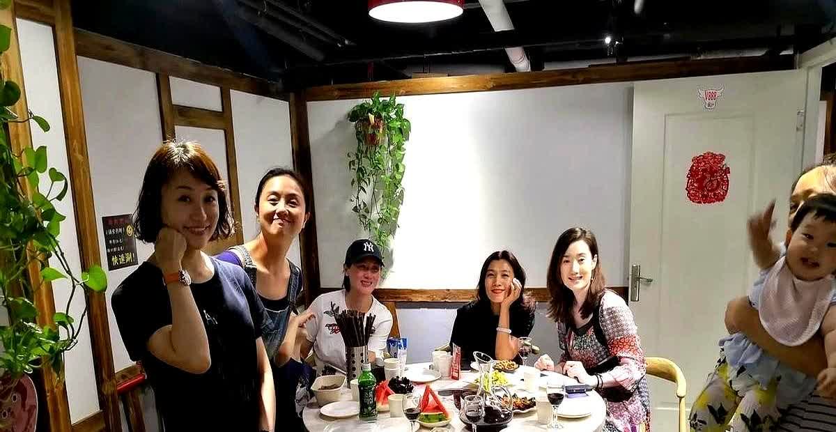朱媛媛、辛柏青早前在小餐馆户外喝啤酒的照片，辛柏青给朱媛媛倒啤酒，朱媛媛就静静的