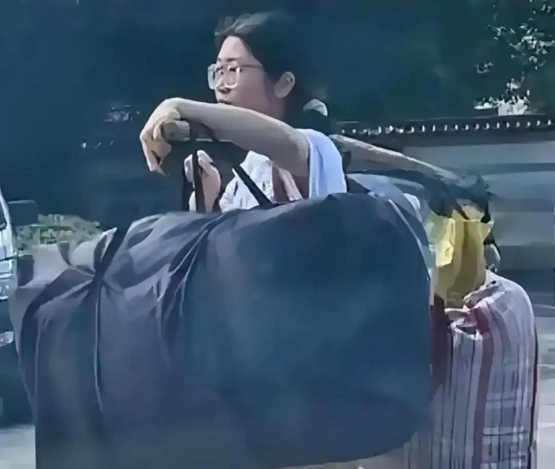 一夜之间，广西这个女孩突然火了，被全网狂赞，甚至人民日报也竖起了大拇指。听说女