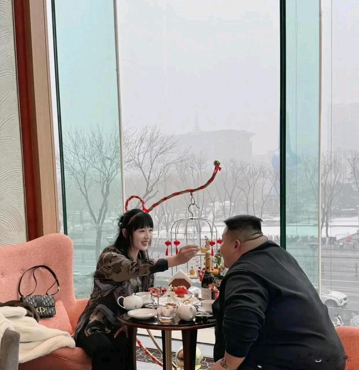 这大哥怎么越看越眼熟呢？总感觉在哪里见过