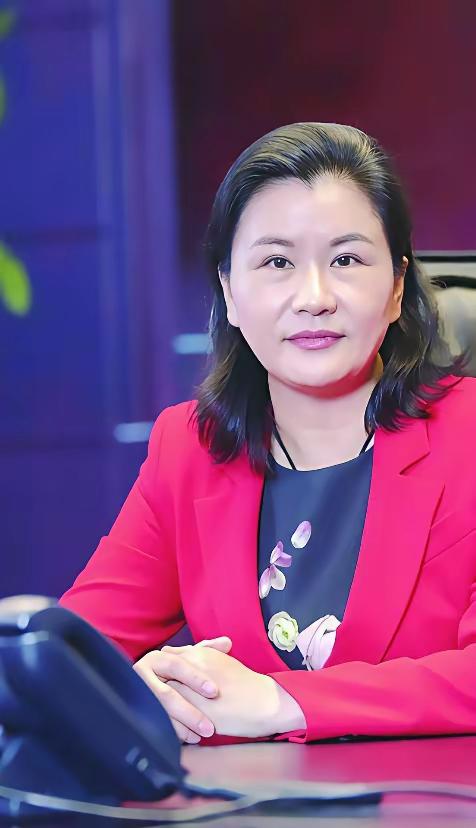 谁能想到，全球“玻璃女王”周群飞，15岁还是个辍学打工妹？流水线女工到身家千亿，