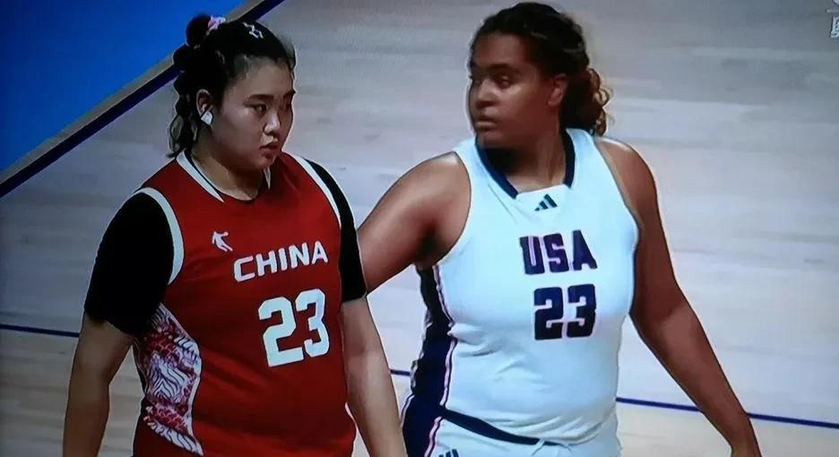 她俩是世界女篮大运会上的两位重量级人物。也是中美夺冠之战上的两位最亮眼的女篮23