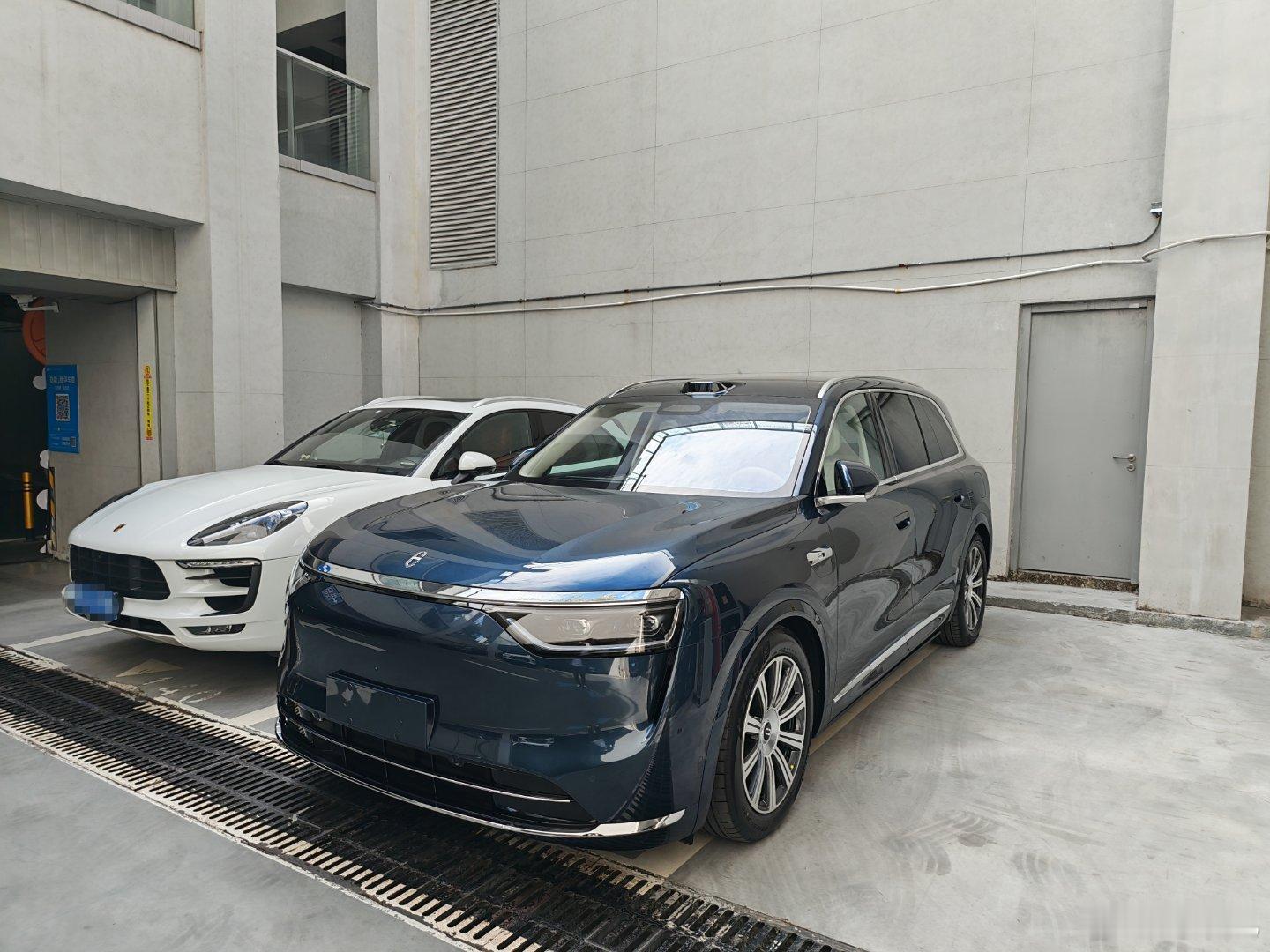 问界这气场，明显胜过保时捷了。