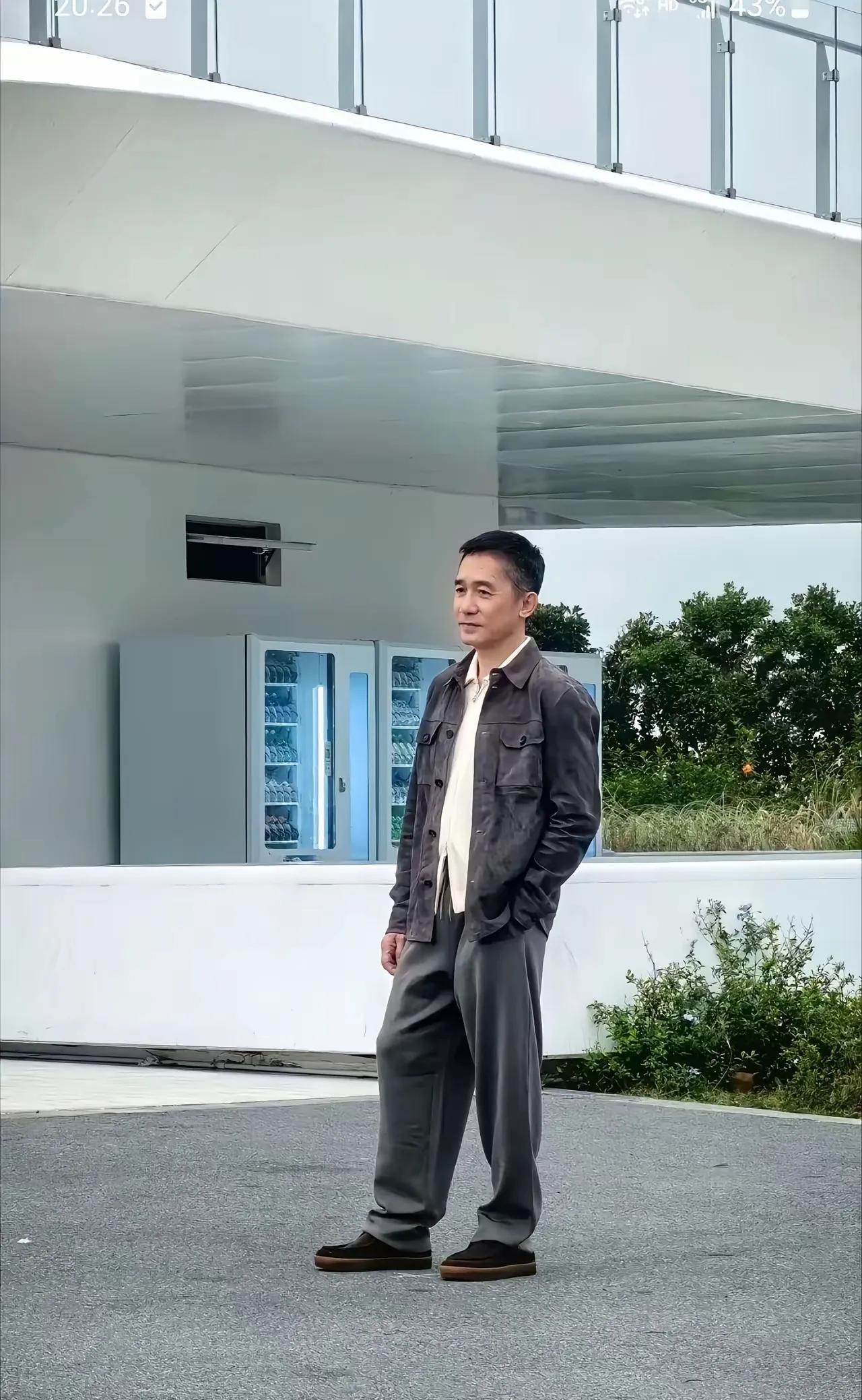 梁朝伟太帅气啦！这才是真正的男神啊！穿衣打扮依然那么洋气，一点都不像50多岁的人