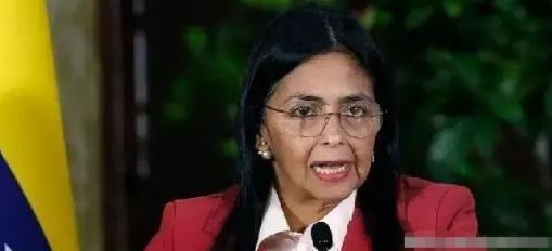 委内瑞拉这次可真是闹大了，全国上下都被逼急了眼你敢信吗，他们的代总统居然亲自带