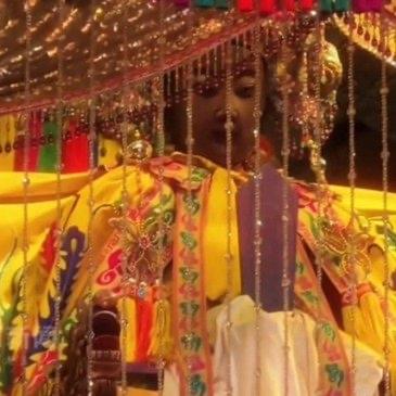 广东汕头发生了一件让网友直呼“离谱到家”的奇葩事。男子陈某在逛妈祖庙时，竟然盯上