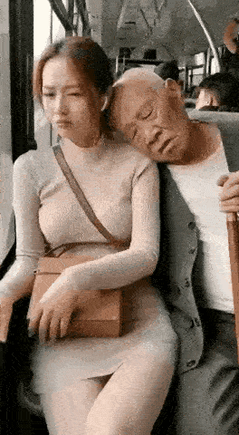公交车上竟上演这么恶心的一幕！一位大爷趁女子不注意，把头靠人家肩膀上，女子察觉