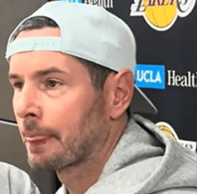 湖人主帅雷迪克在球队训练后接受了媒体采访，谈到了八村垒。雷迪克表示：“他是我们