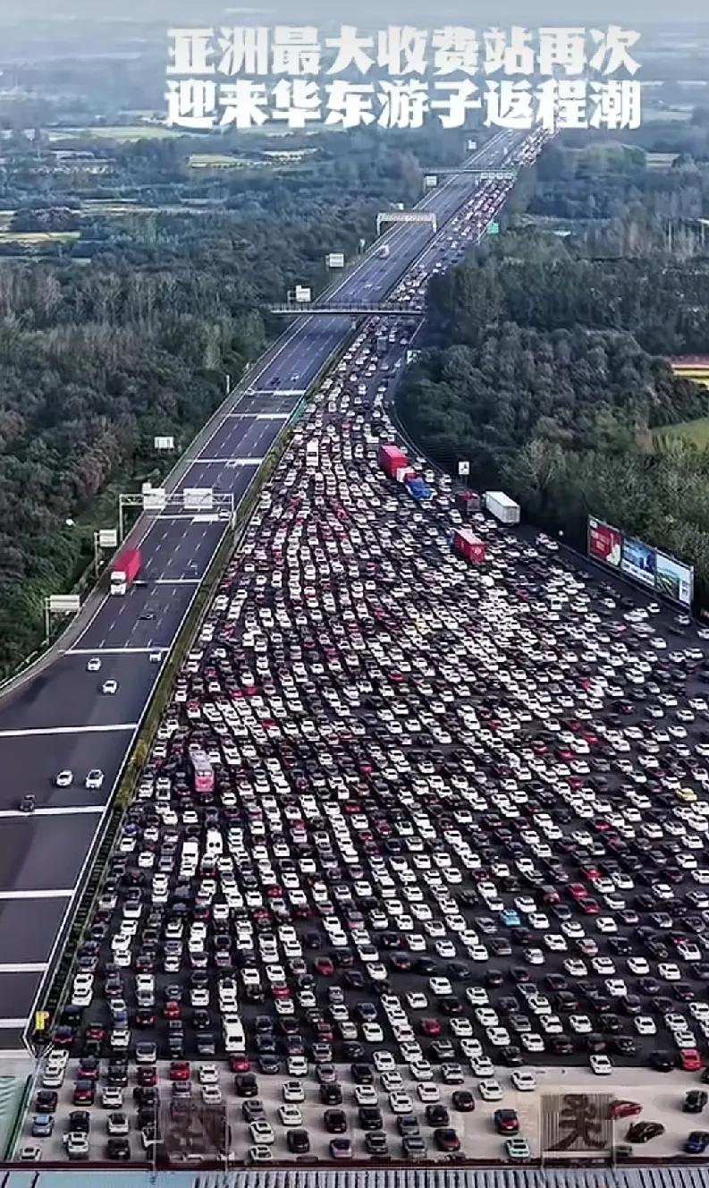大家可知道这个是哪个收费站吗？密密麻麻的车，看的人头皮发麻。