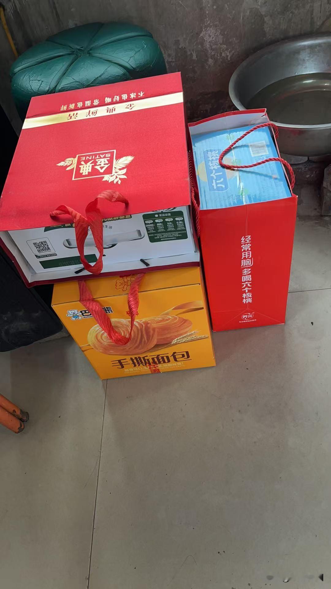 今天下午，大姑姐的婆婆公公来我家里看望我婆婆，婆婆理都没有理他们两个人。其实