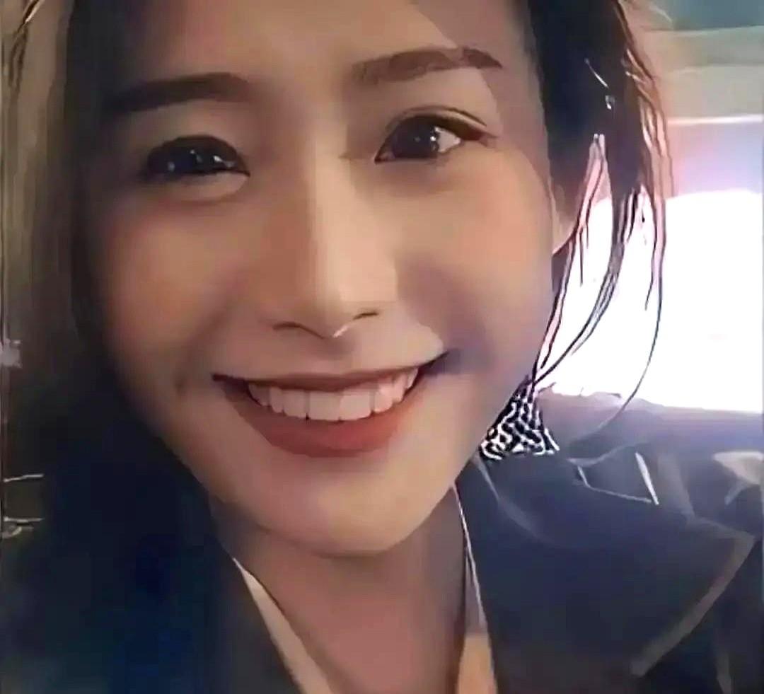 天价合同就摆在眼前，她看都没看，转身回了汕头玩具厂，继续打卡上班。一部《给阿