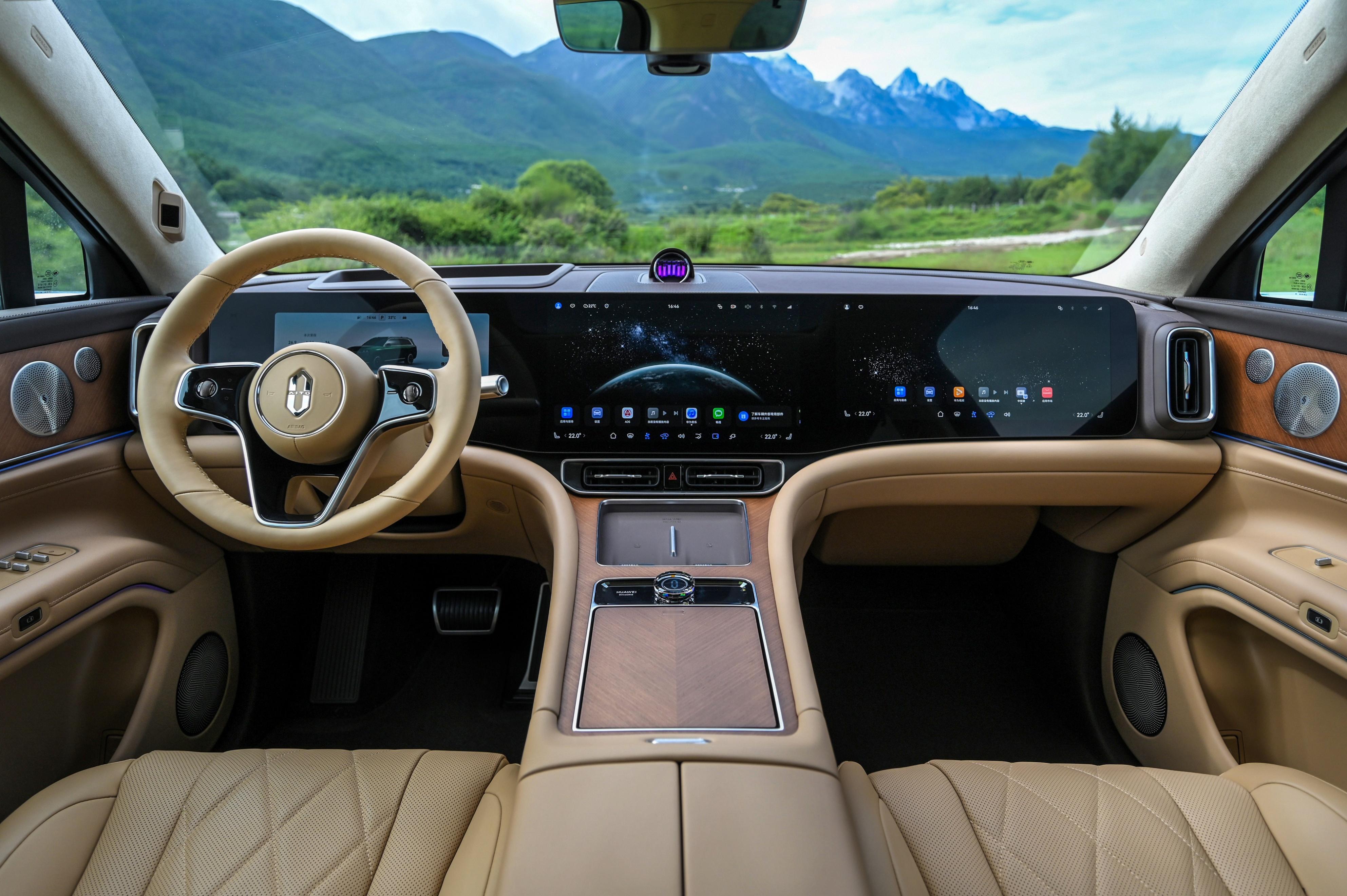 问界M9星光夜车主齐聚，原来精英人群的共识是它一场别开生面的车主聚会...