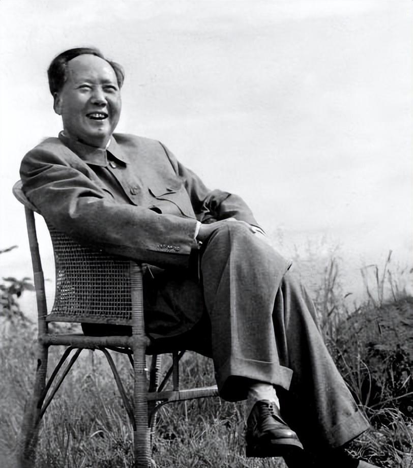 1937年的延安窑洞，油灯下的毛泽东在纸上勾勒着抗战蓝图。当警卫员好奇地问这