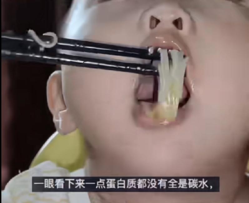 别人家几个月的孩子不喝奶粉，家长都得上火，想方设法让孩子喝上奶粉。这一家可好