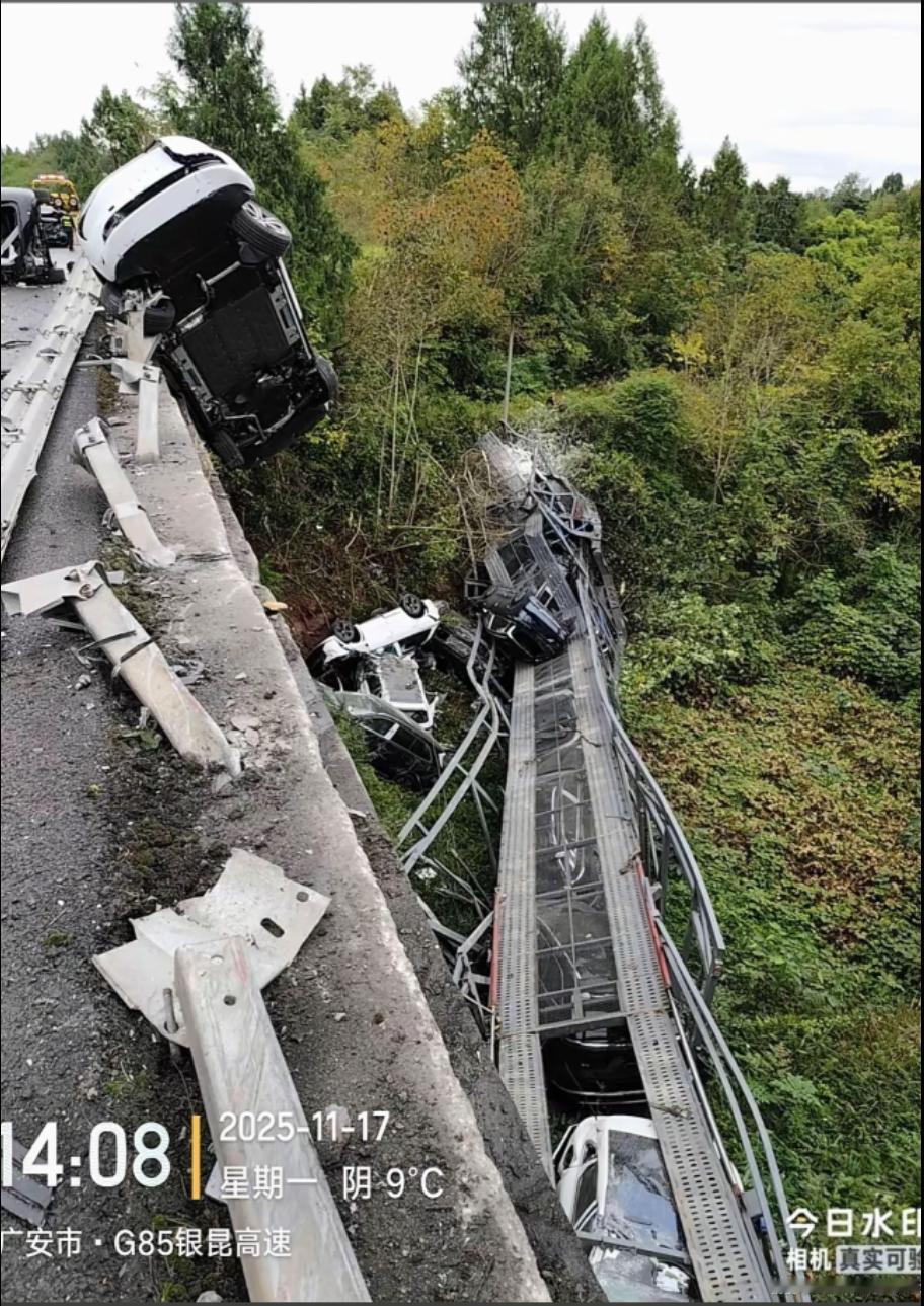 一批全新的汽车在银昆高速广安段侧翻！11月17日，银昆高速广安段由于运输车失控