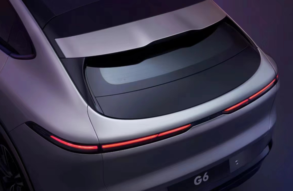 偶遇小鹏G6道路测试，去搜了一下这款车还带电动尾翼了，我记得阿维塔也是带这玩意