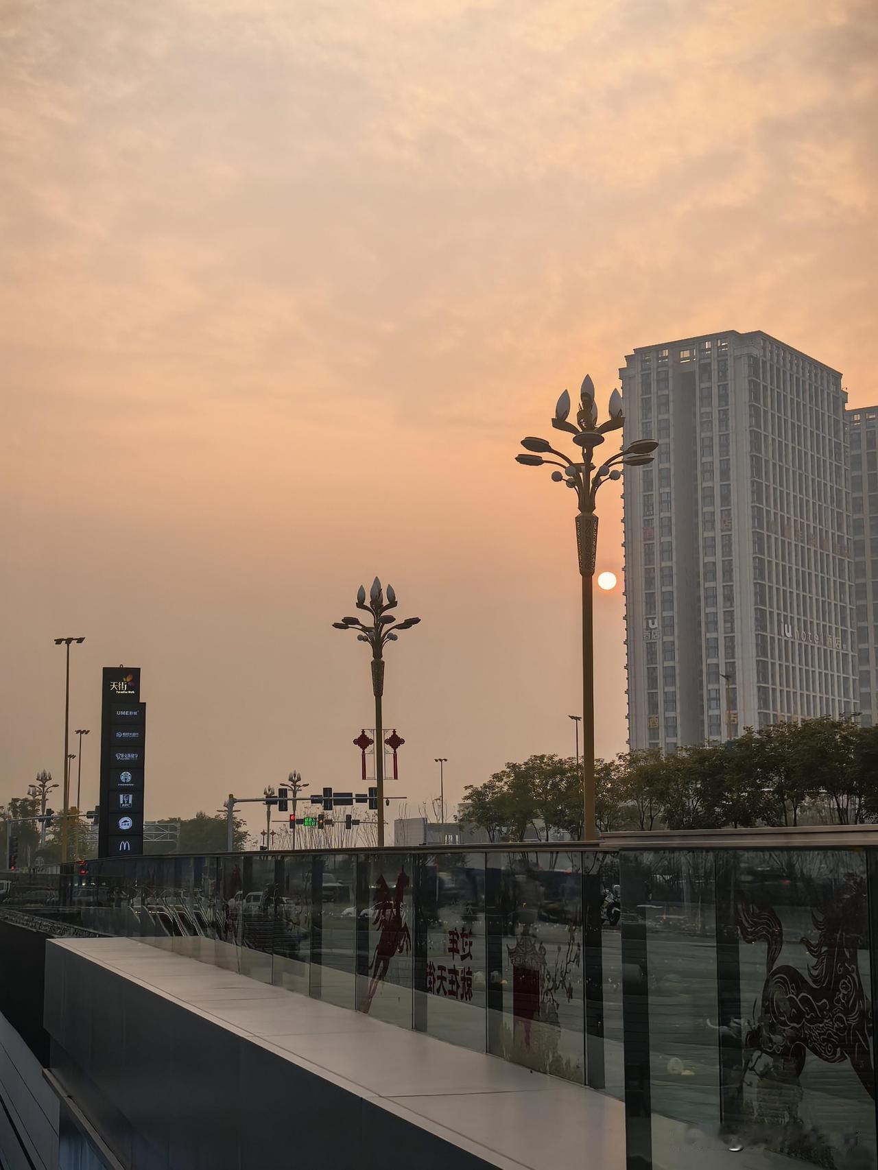 是很多人的白月光，以前上学班上男生基本都喜欢我😂，然后，后来毕业后，特别现在到