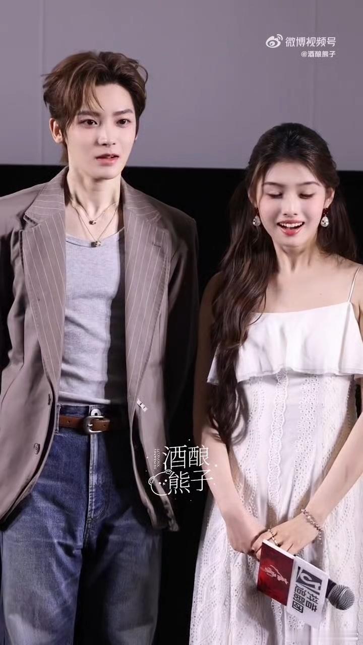导演怀疑侯明昊艾米动了真情专业演员懂得把控戏内戏外分寸，剧中氛围感来源于用心表演