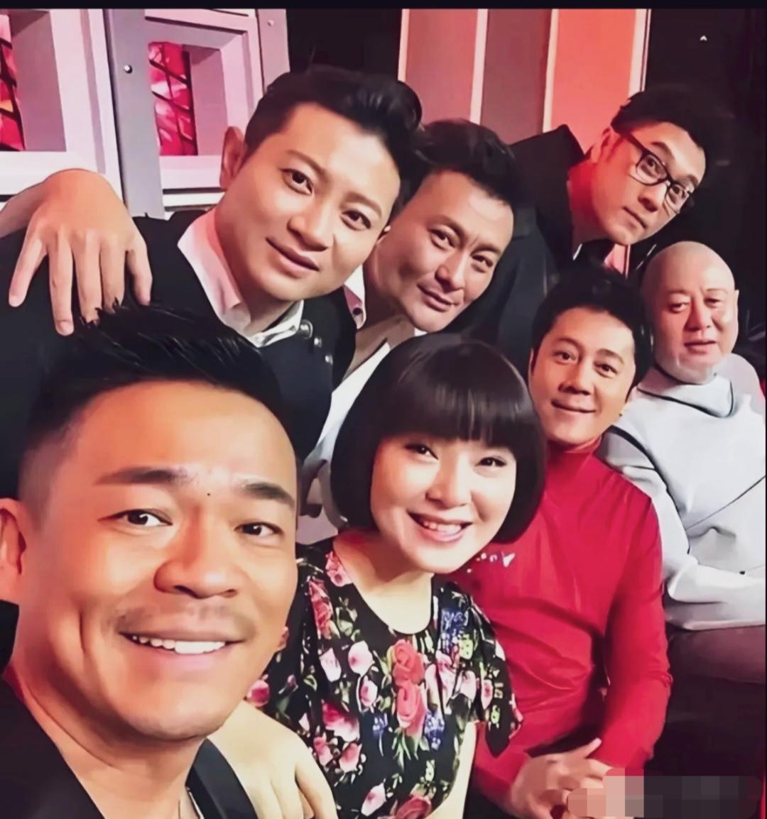 蔡国庆红色上衣最吸睛。长的也帅气。