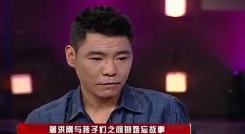 他历经三次婚姻，本以为重组家庭安稳和睦，可三婚后的一天，一双儿女突然冲进房间说：