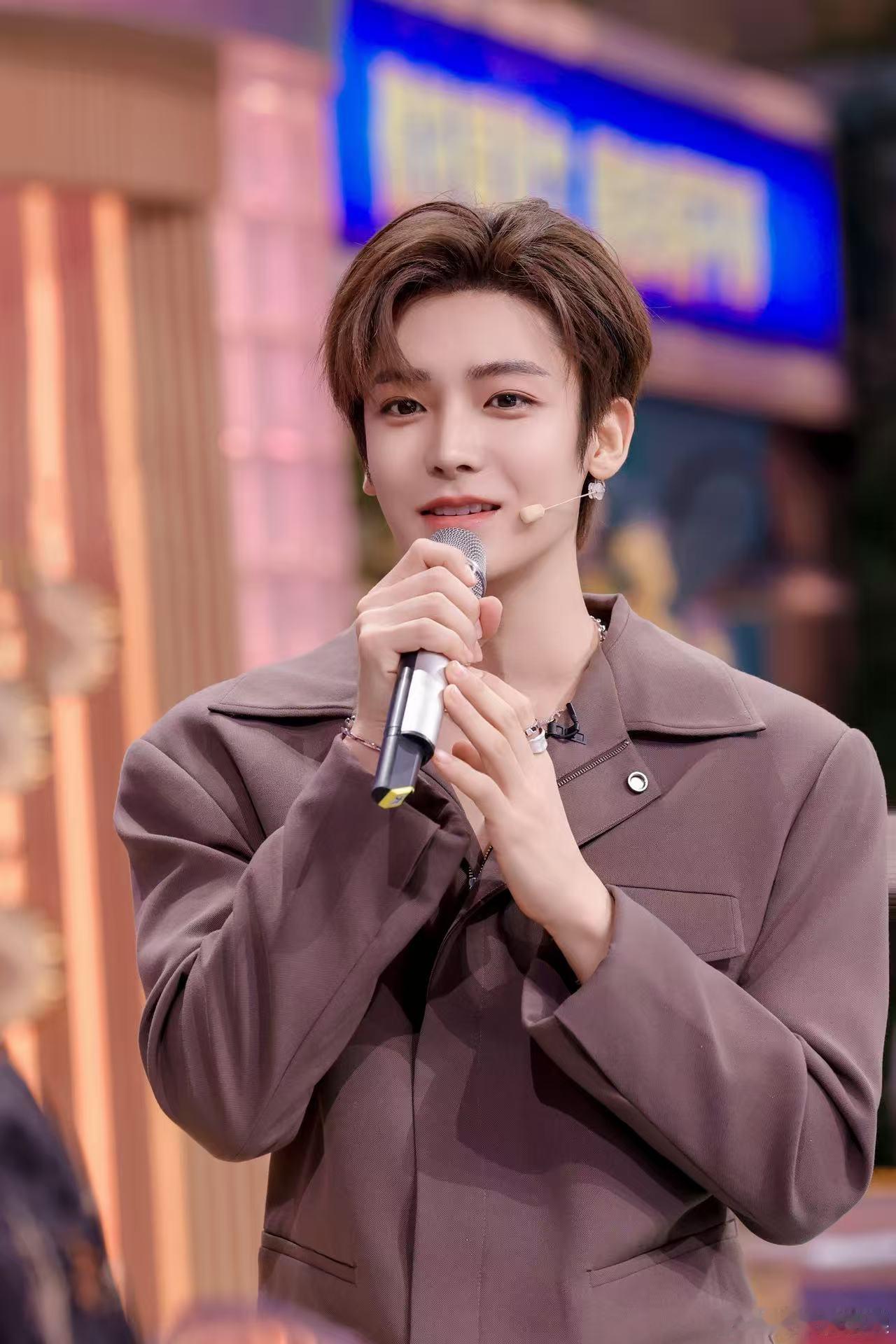 侯明昊六六山猫妖一日体验卡侯明昊六六山猫妖一日体验卡限时解锁谁能拒绝侯明昊的猫