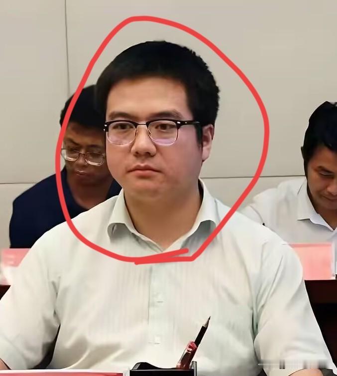 当年“硬刚”王建林的那个年轻县令被查了。7月16日消息，当年32岁、全省最年轻的