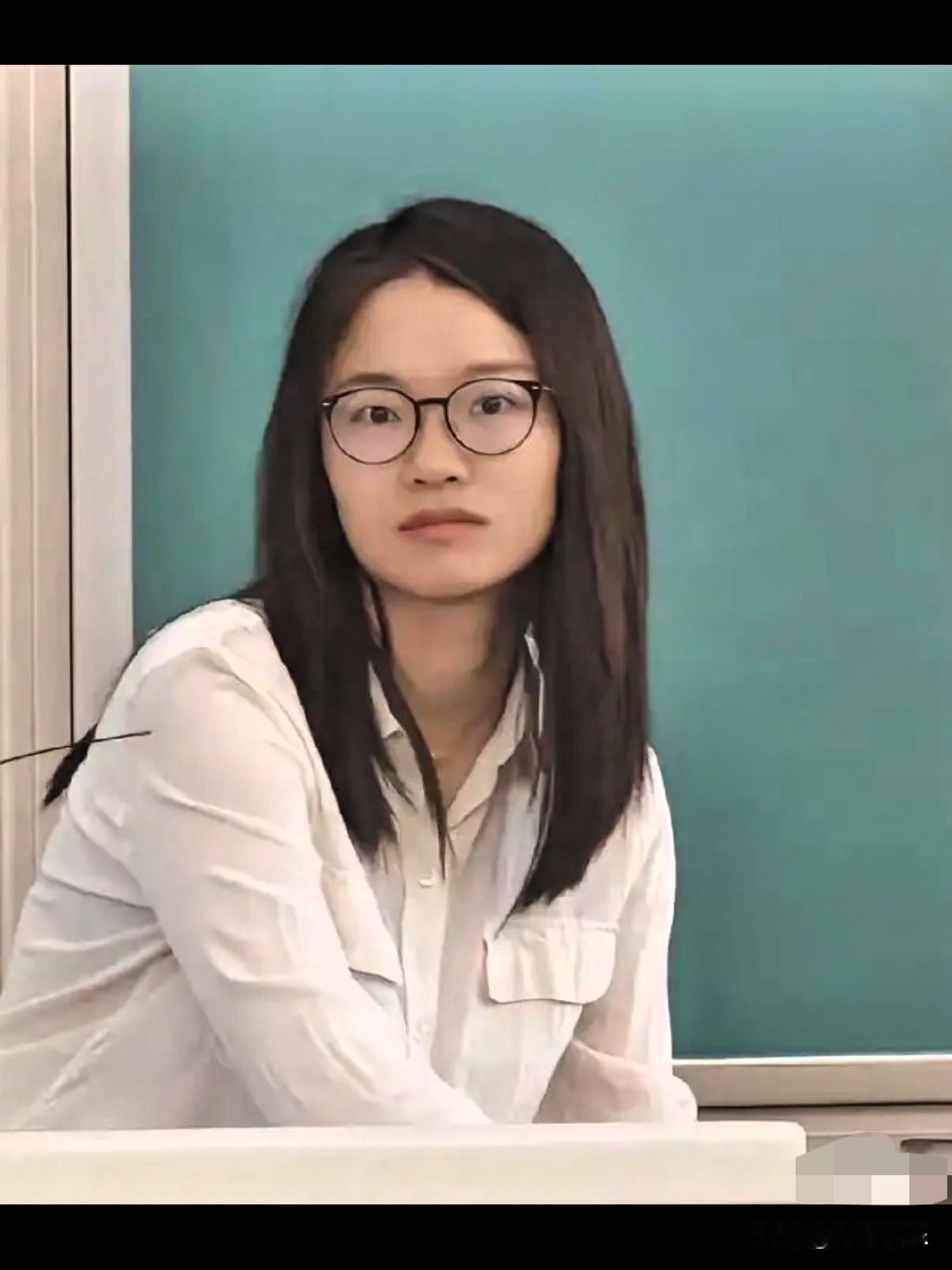 现在全网最尴尬的可能就是北大。不是王虹拒绝回国任教，也不是王虹离开北大才获奖，