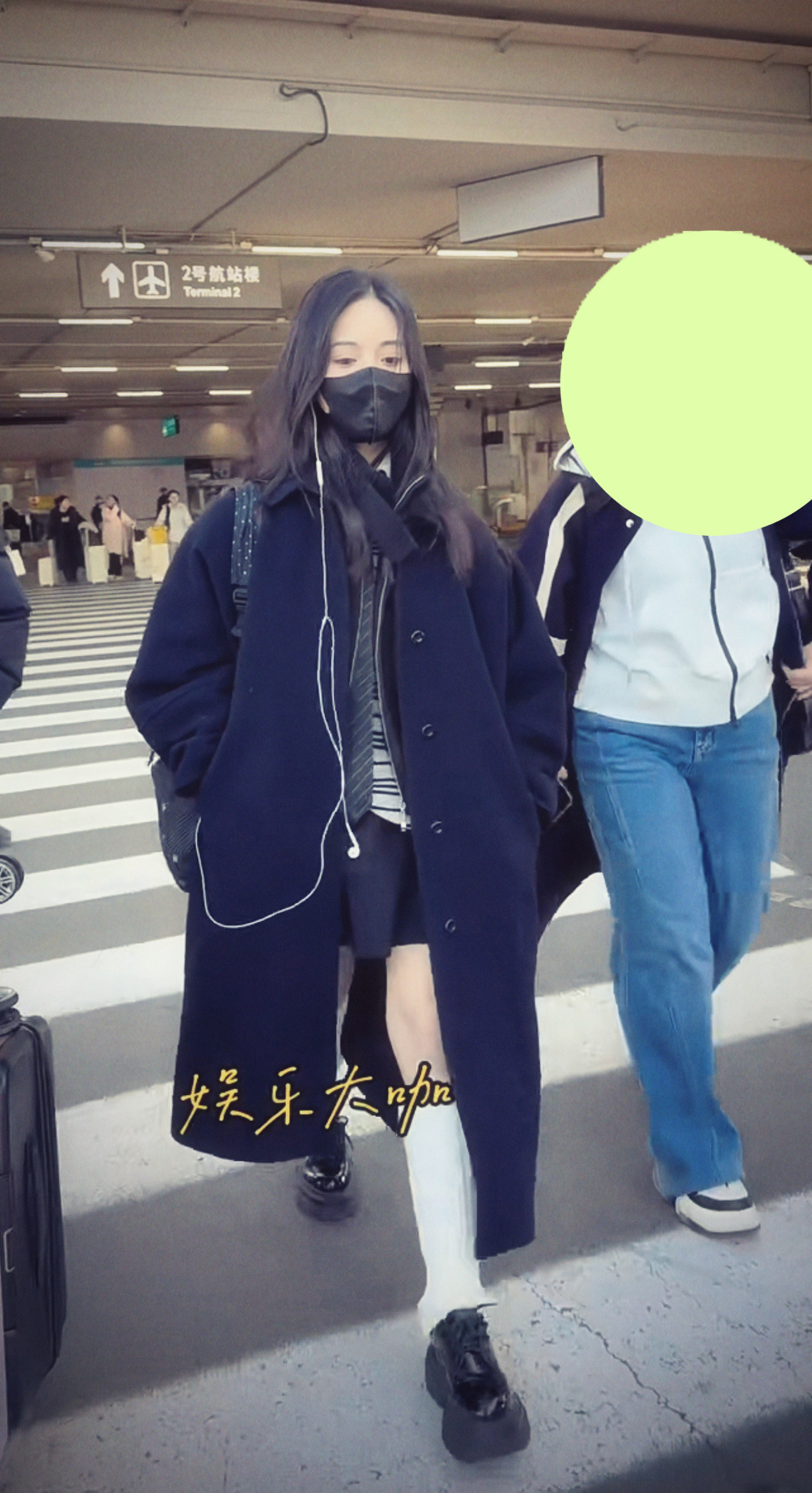 这身也美得很不难看出帽子达人·领带达人·有线耳机达人最近又迷上了双肩包