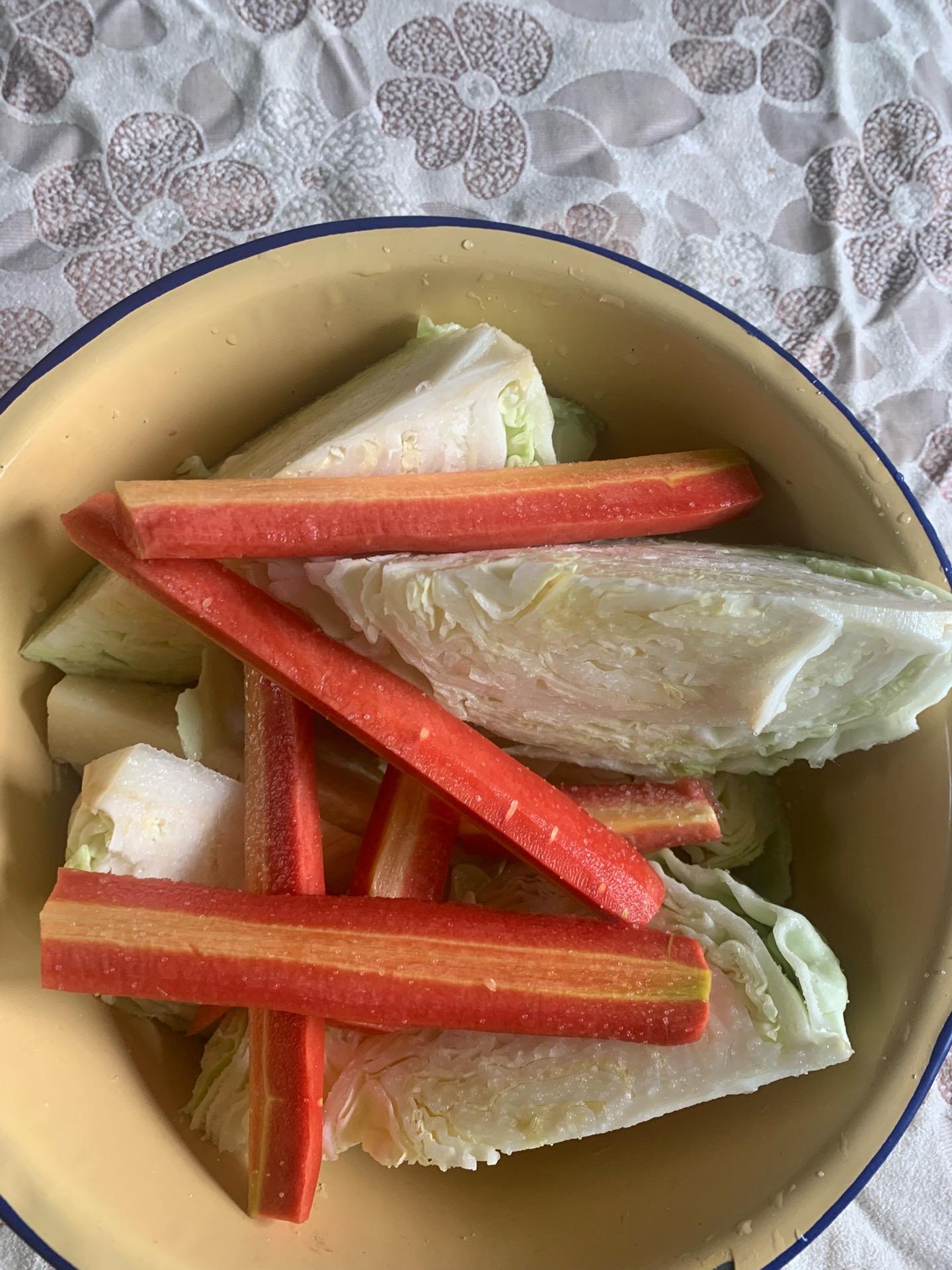 泡菜腌制起来