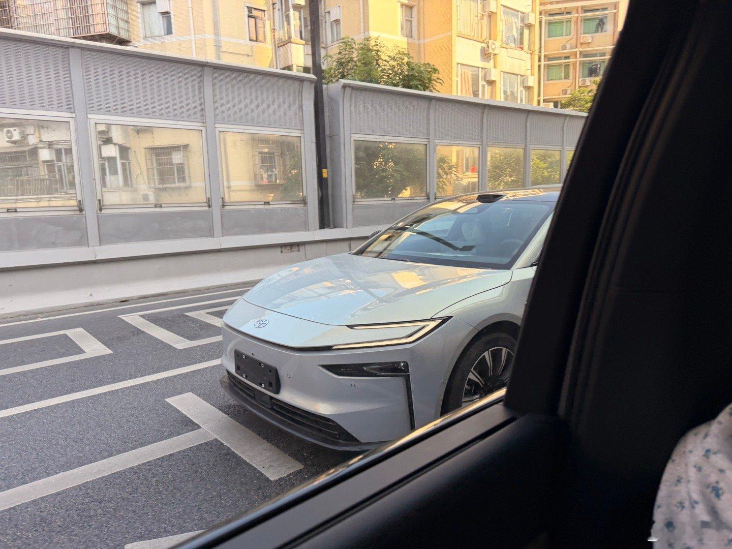 丰田铂智7颜值确实能打，而且不光好看还显眼，在路上一堆车里一眼就能看见，丰田轿车