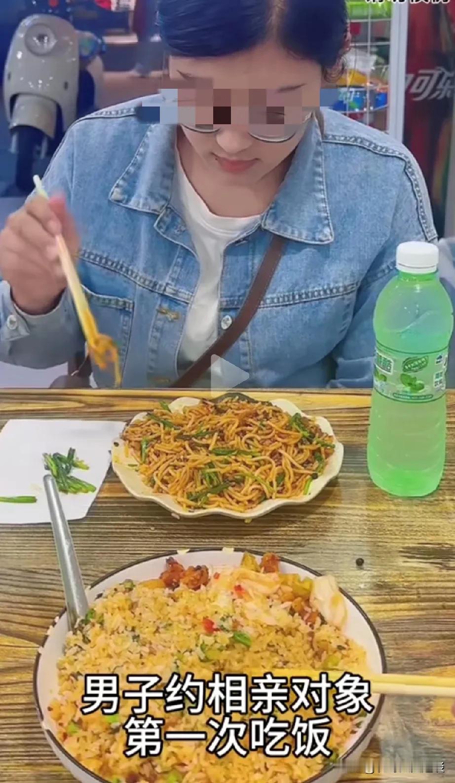 男子相亲做法不对，把女友气的直跺脚。男子相亲认识对象，俩人约好一起出去逛街，午饭