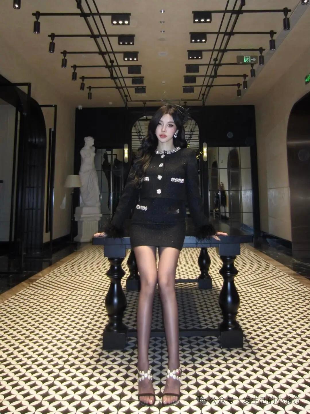 优雅黑裙，闪耀细节，时尚街拍