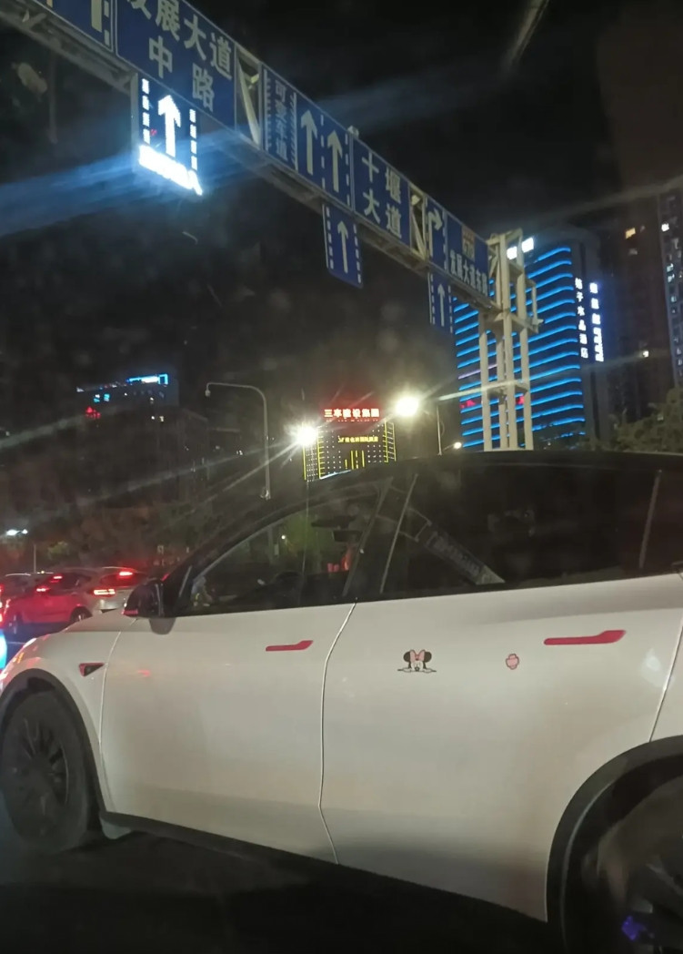 年轻人千万不要去开网约车刚坐零零后开的网约车每天到手200-300之间还要