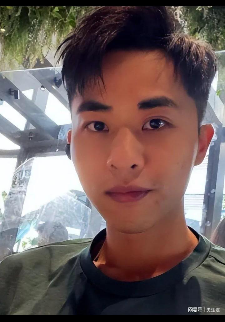 蔡天凤的前夫是蔡天凤的初恋，他长相还可以。但奇怪的是，全网找不到他们俩一张合影，
