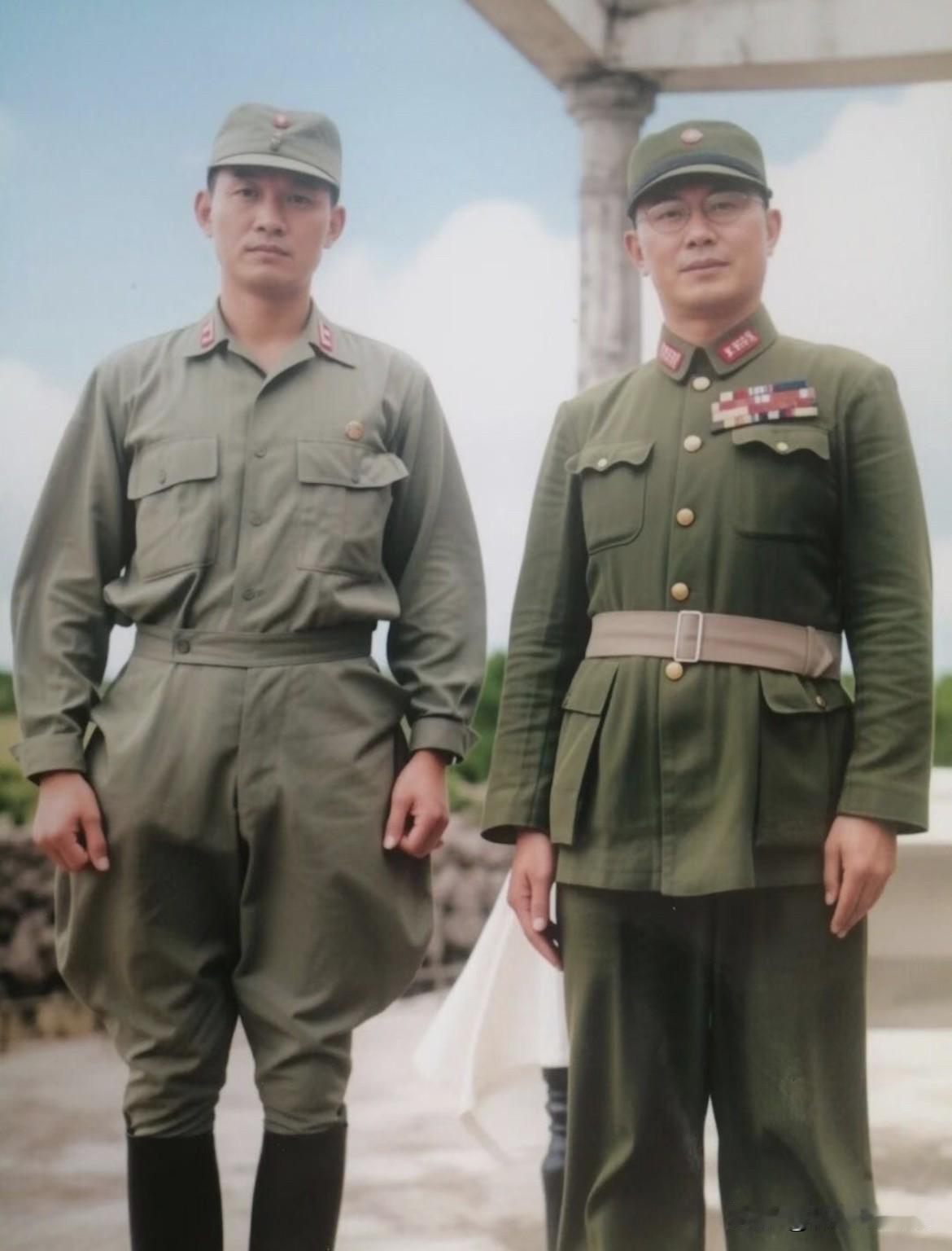 何应钦与孙立人合影。早在1942年初，孙立人得知中国将组织远征军入缅作战，他的税