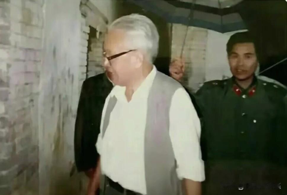 1988年9月13日下午，周蔚昌来到陈官淮海战场凭吊烈士陵园，图为其参观原杜聿明