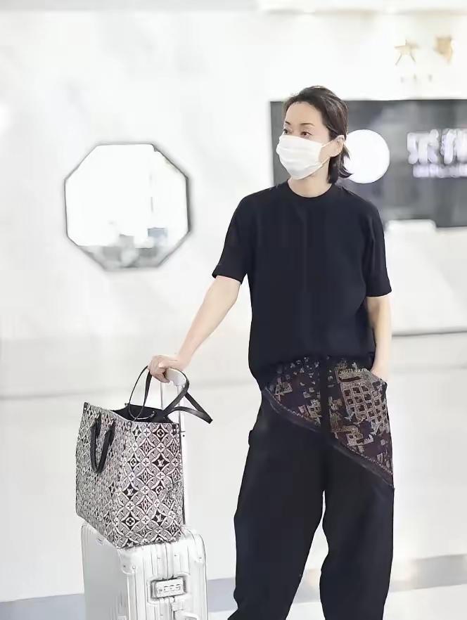 这是毛阿敏啊，都快认不出来了，太时尚了，妥妥的时髦大姐大。第一次看到毛阿敏这