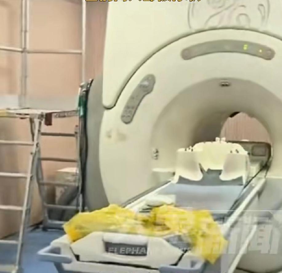 2月26号凌晨，武汉唐先生在同济医院做核磁共振时，被医生固定在仪器上后，竟遗忘六