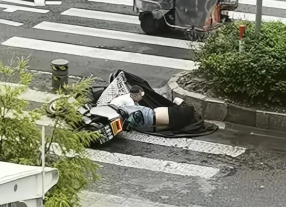 “爸爸，爸爸，救救我的爸爸！”一名女子在2楼的家听到了这个声音，探头出来，发现一