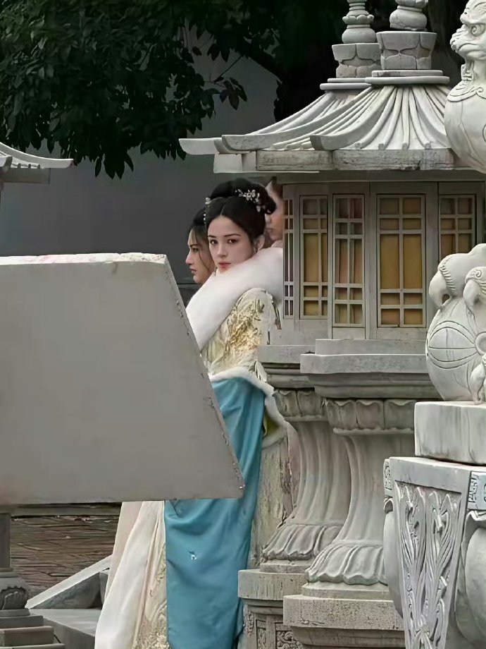 娜扎这脸好高级，站在那里就很美！