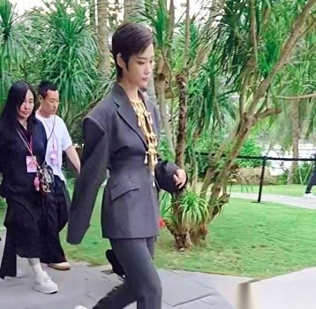 我天，刚刷到李宇春的路人抓拍，真的给我惊着了。一身普普通通的深色工装，干干净净