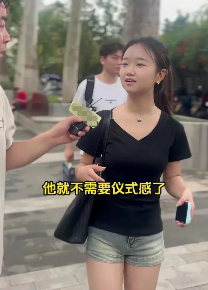 记者问女孩：父亲节给爸爸送礼物，你觉得有必要吗？女孩：我觉得没有这个必要，我觉