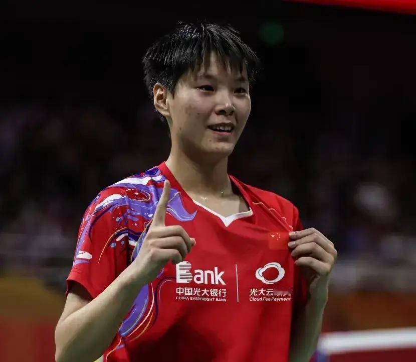 刚刚结束了一场羽毛球尤伯杯A组第5场，女单世界排名第98位的囯羽18岁小将徐文婧